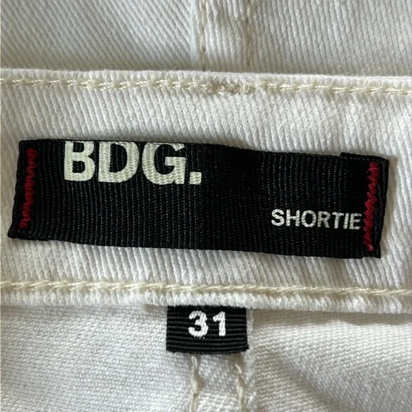 Urban Outfitters BDG Creamy White Shortie Cuffed Cotton Jean Shorts Size 31 - Picture 3 of 9